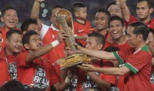 Pemain Persija Bambang Pamungkas Terima Trofi Piala Presiden Dari Jokowi